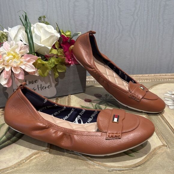 Tommy Hilfiger British Tan Faux Leather Flats Sz 8.5 Near New - Picture 16 of 16